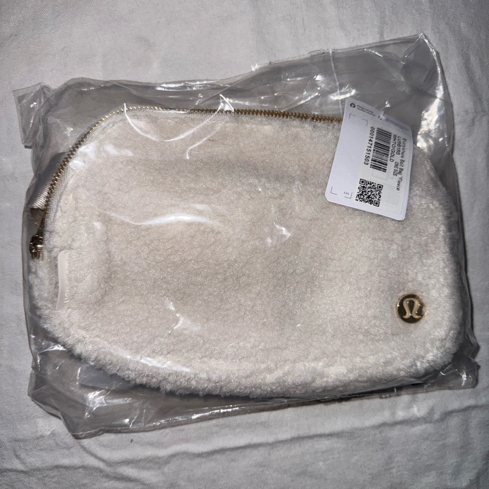 Lululemon Cream Sherpa Crossbody Bag - Picture 4 of 4